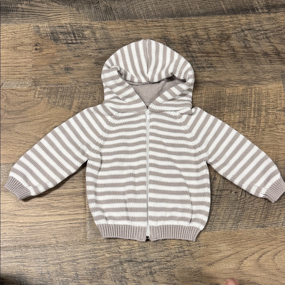 Kissy Kissy gray and white zip up sweater size 6-9 months